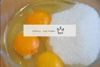 別の容器で、砂糖で卵を打つ...