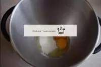Die Eier in eine Schüssel geben und mit Zucker ver...