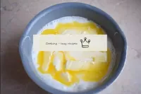 卵は別のボウルに叩いている間、小さなひしゃくに牛乳とバターを組み合わせます。熱して沸騰させる。2〜3...