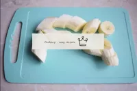 香蕉从果皮中去除，切成小块，厚度为1. 5-2厘米。不要把它们切得太薄。甚至可以沿着整个长度切割香蕉...