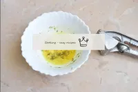 Derretir la mantequilla por separado. Limpie vario...