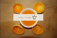 切った皮で両方のオレンジからジュースを絞ります。...