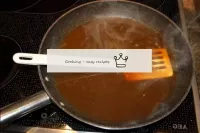 將液體倒入鍋中，開始用大火（10分鐘）蒸發。你不需要達到濃稠的稠度，否則一旦這種醬汁略微冷卻，它就不...