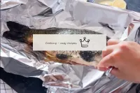 將準備好的魚包裹在鋁箔中，然後用鯉魚將烤盤放在預熱烤箱中35-40分鐘（專註於烤箱）。對於紅潤的外殼...