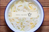 Peel the bulb onions, rinse and cut into rings or ...