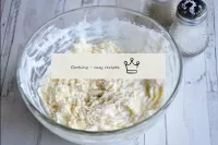 Добавьте соль и перец по вкусу и перемешайте. ...