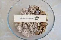 Combiner les champignons grillés avec la viande ha...