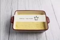 Arrume um pequeno pedaço de manteiga. Coloquem o p...
