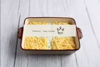 Coloque o queijo em partes divididas de purê de ba...