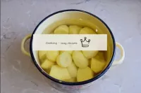 Fold the peeled potatoes into a cooking pan. If th...