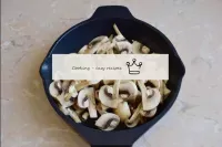 Enquanto as batatas cozinham, preparem os cogumelo...