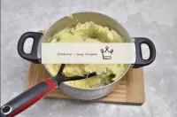 Add the cheese to the mash. Mix, you can directly ...