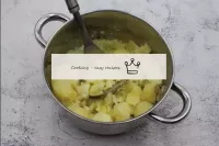 Remettez la casserole de pommes de terre sur le fe...