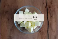 Coupez le fromage en cubes de 1, 5 × 1, 5 cm Prene...