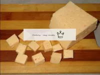 Der Käse wird in Würfel geschnitten, er wird für d...