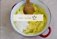 Adicione ovo e farinha às batatas frias. Misture-o...