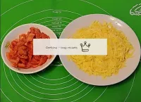 私たちはすべてのハードチーズを中または細かいおろし器でこすります。別の容器にトマトを切る。...