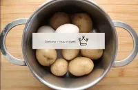 Batatas e ovos são cuidadosamente lavados e cozido...