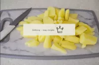 Couper les pommes de terre avec une longue paille ...