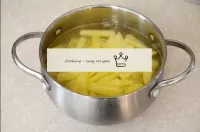 Remoje las patatas peladas en agua fría durante 10...