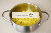 Puis bien sécher les pommes de terre coupées. Vous...