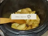 Friggiamo le patatine per 12 minuti, mescolando tr...