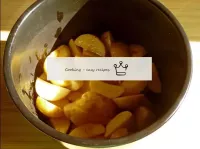 Укладаємо підготовлену картоплю в чашу мультиварки...