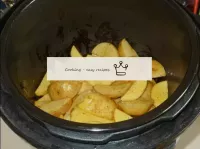 قم بتركيب وعاء مع البطاطس في طباخ بطيء، ولا تغطيه ...
