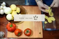 كيف تخبز البطاطس باللحم والفطر والطماطم في الفرن ؟...