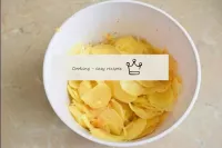 Peel the potatoes and rinse them in running water ...