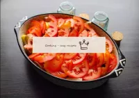 写真のように、偶数層で上にトマトを広げます。スズを予熱したオーブンに送り、ジャガイモが調理されるまで...