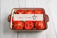 Lavem os tomates, secem-nos. Corte os tomates com ...