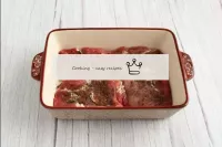 Mettete i pezzi di carne nel modulo da cottura. ...