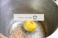 Pişirmeye başlamadan önce, patatesleri altın rengi...
