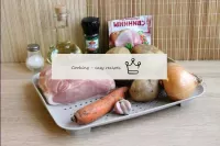 カザンで肉で煮込みジャガイモを作る方法は？必要な製品を準備します。適切な形状と同じ中型を選択すること...