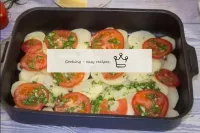 Remplissez toutes les tomates de la moitié de la s...