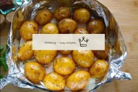 Coloque las patatas en una capa plana. ...