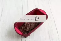 Legen Sie einen dunklen Teig in die Cupcake-Backfo...