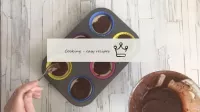 Verser doucement la pâte de chocolat dans le centr...