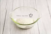 将面粉浸入合适的碗中，使其富含氧气。...