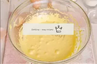搅拌机以最大速度鞭打蛋黄，直到产生非常密集和浅的质量。这大约需要5-7分钟。...