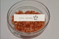 Cortar los tomates pelados en cubos. ...