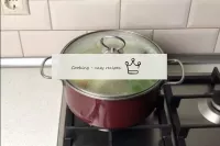 Place the chicken pot on a medium heat. Wait for t...