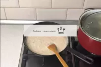 Bringen Sie die Sauce auf wenig Feuer zum Kochen. ...