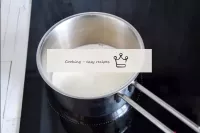 ¿Cómo hacer una crema? Vierta la leche en la cazue...