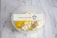 Bir yumurta ekleyin (iki sarısı ile çok mutlu bir ...
