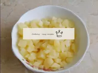 打开罐装菠萝的罐子，从罐子里取出，先将汁液倒入杯子里。菠萝本身切成立方体。...