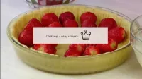 PIE: Coloque las fresas sin colas en la masa alred...