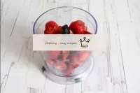 Die Erdbeeren in die Mixerschale legen. ...