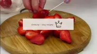 フィリング：尾からイチゴを皮をむき、半分に切る。...